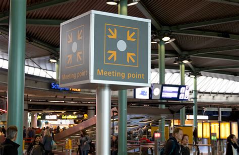 Let m be the meetingpoint after this phase. Schiphol | Waar spreken we af