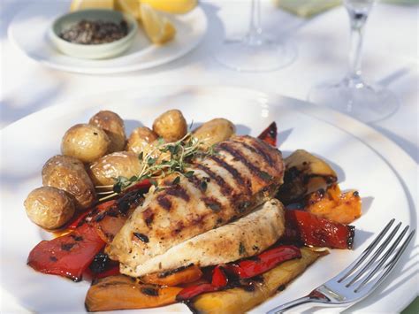 Gegrillte Hähnchenbrust mit Kartoffeln und marinierten Paprika Rezept