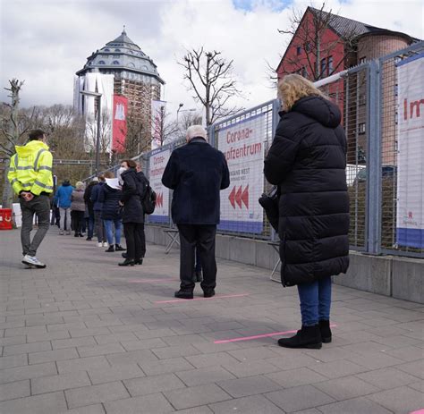 Für die impfstoffe neben astrazeneca gilt nach dem beschluss weiterhin die impfreihenfolge, nach der besonders gefährdete gruppen zuerst impfstoff von astrazeneca für alle erwachsenen freigegeben. MV gibt Astrazeneca-Impfstoff für alle Altersgruppen frei ...