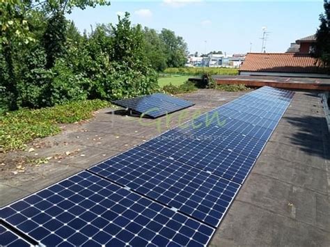 Pobierz to zdjęcie piccioni su tetto fotovoltaico teraz. Fotovoltaico su tetto piano con moduli fotovoltaici di ...