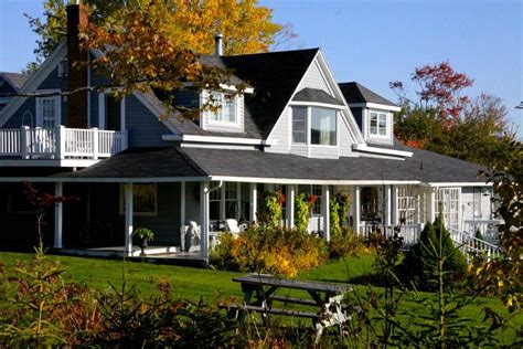 Yellow seabird b&b inn is located just off highway 4, in the heart of st. Broadwater Inn & Cottages - Cape Breton Golf