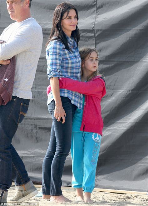 Courteney Cox Gets A Loving Hug From Daughter Coco On The Set Of Cougar Town Daily Mail Online