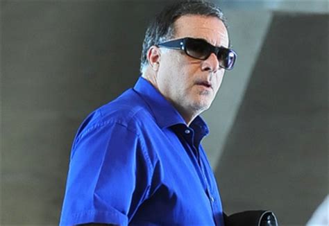 Saber mais sobre tony ramos. De óculos escuros, Tony Ramos embarca no Rio de Janeiro ...