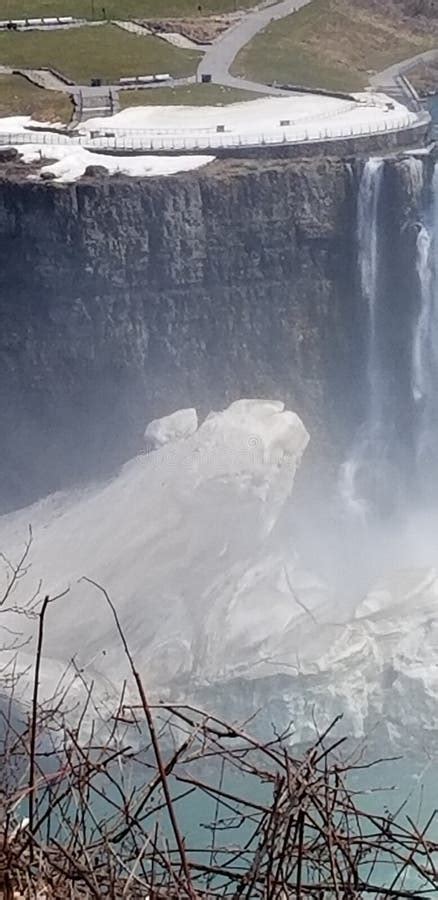 Big Chunk Of Ice At Niagara Falls Stock Image Image Of Falls Chunk