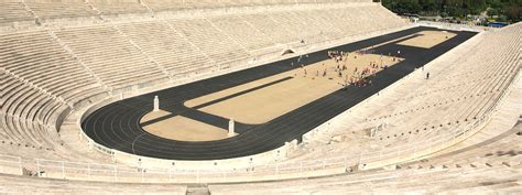 Om lange voetgangersoversteekplaatsen te maken, vecht dan in zwaar pantser en zelfs in de hitte. Panathinaiko stadion Athene - tips en info - Griekenland.net