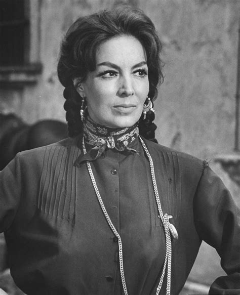 María Félix Posando Con Traje De época Latinas Quotes Diva Quotes