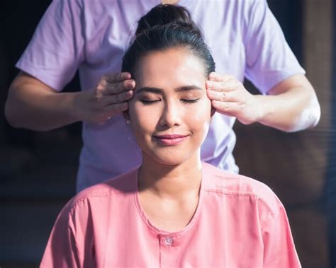 mulher asiática obter massagem tailandesa foto premium