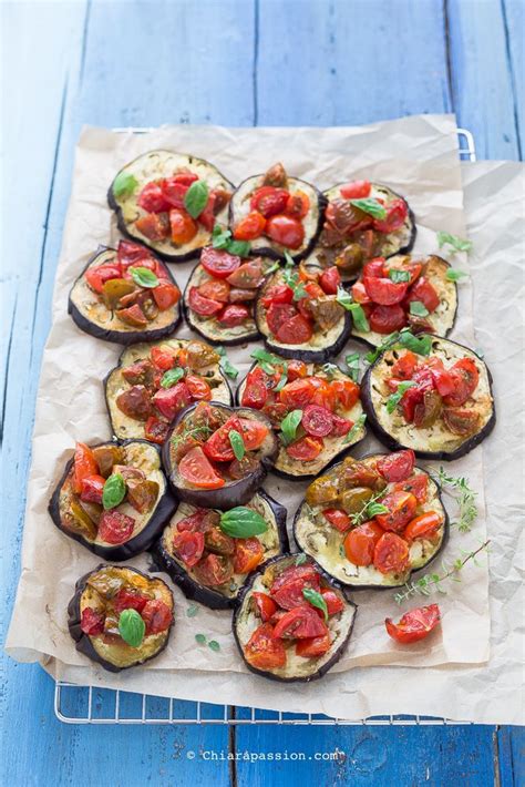 Togliete le melanzane dal forno, tra una fetta e l'altra, inserite le fette di pomodoro e mozzarella. Melanzane al forno - Ricetta melanzane con pomodoro ...