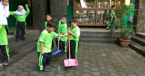 Anak anakku pada pelajaran pertama ini kita akan belajar tentang gotong royong dalam bentuk hidup rukun. Gambar Kartun Tentang Kebersihan Lingkungan Sekolah ...