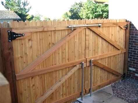 Einen holztisch zu bauen ist ein großartiges projekt auf anfängerebene, für jemanden, der beginnt, mit holz zu arbeiten, es kann aber auch eine komplexere aufgabe für einen erfahrenen tischler sein. Pin von Ulrike Goetz auf Постройка дома-2. | Gartentore ...