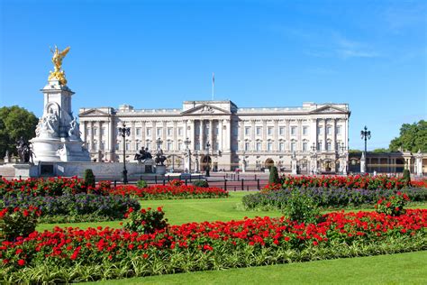 Buckingham palace is recognised around the world as the home of the queen, the focus of national and royal celebrations as well as the backdrop to the regular changing the guard ceremony. Buckingham Palace - Brittiska monarkens officiella bostad ...