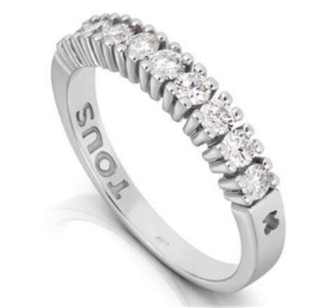 Los anillos de tous más económicos se estiman entre los 40 a 70 euros, alrededor de resultan ser precios muy razonables basados en el estilo y características deslumbrantes de los anillos de tous. Sortijas de boda de Tous - Paperblog