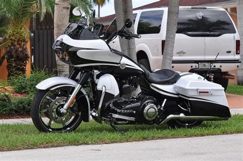 Come join the discussion about performance, builds, accessories, mods,specs, troubleshooting, maintenance, and more! HARLEY DAVIDSON ROAD GLIDE CVO 2012 SKUNK 3627 MILES