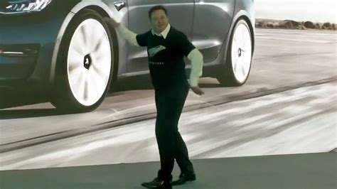 Elon Musk dá espectáculo a dançar na Gigafactory Observador