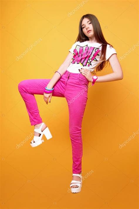 Una Hermosa Niña De 13 Años Vestida Con Pantalones Rosas Y Una Camiseta