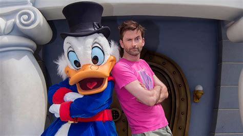 Photos Ducktales Star David Tennant Visits Scrooge Mcduck At Disneyland