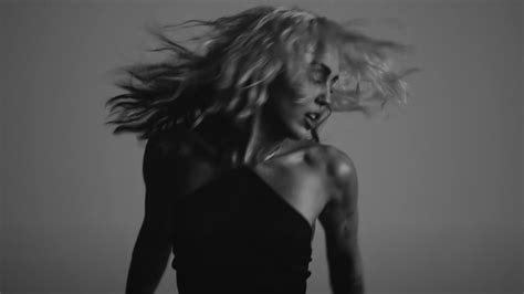 El Nuevo Despertar Sexual De Miley Cyrus En El Videoclip De River El Single Más Provocador De