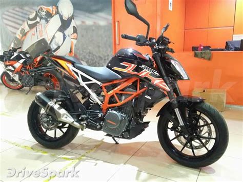 Generally the price of all variety of colors of ktm duke 390 remains the same, unless its metallic colors. ब्लैक पेंट जॉब के साथ केटीएम ड्यूक। KTM Duke 390 Spotted ...
