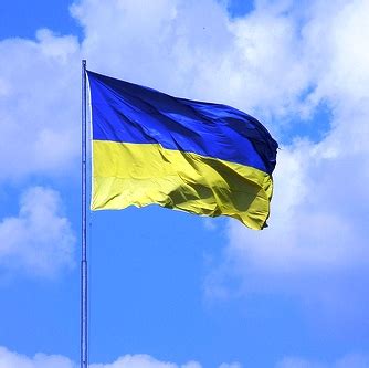 Francobollo di cenerentola libertà per l'ucraina, con la bandiera ucraina con frange dorate e oro stemma in cima all'asta della bandiera. ucraina_bandiera - Pupia.tv