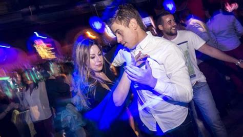 Amigo sabes acabo de conocer, una mujer que aun es una niña, sabes tiene los 17 aun, es jovencita y ya es mi novia. Fiesta con música de Los Ángeles Azules en Caraluna ...