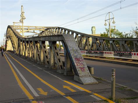 Er zeigt die letzten stunden vor der öffnung der berliner mauer am 9. Bösebrücke - Bornholmer Straße - Berlin Foto & Bild ...