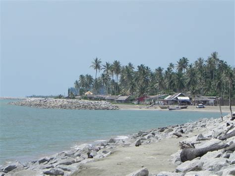 Berikut adalah daftar kabupaten dan kota di jawa timur. Jendela Alam: Pantai Sabak (Kota Bharu)