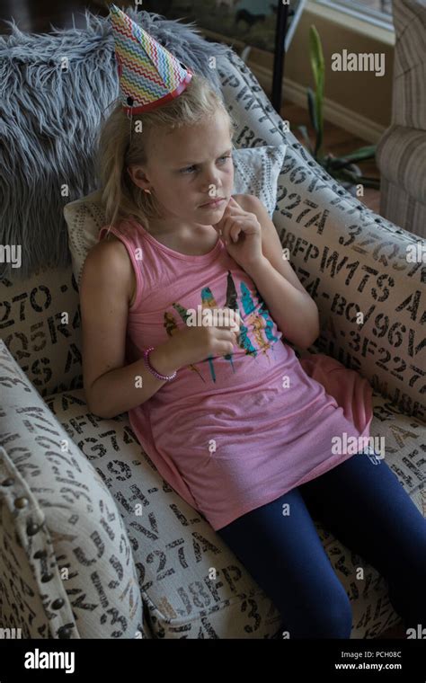 Hübsche 8 Jährige Blonde Mädchen Sitzen Stuhl Tief In Gedanken Versunken Auf Der Suche