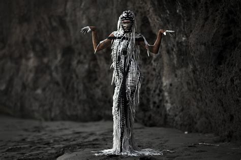 Beberapa foto dibawah ini adlah foto yang sempat merekam sejarah, menceritakan keadaan dunia dengan tampilan foto. Kisah-Kisah Nyata Dari Ritual Pengusiran Setan Yang Sangat ...