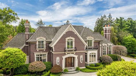 39m Grosse Pointe Shores Mansion Filled With Lavish Materials