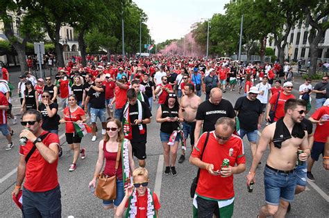 Alle infos zum stadion von ferencváros. Fußball-EM in Budapest: Tausende Fans marschieren zum Stadion