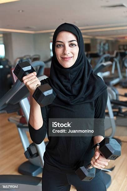 wanita muda muslim berolahraga foto stok unduh gambar sekarang perempuan dewasa perempuan