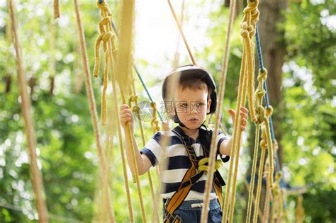 孩子们在冒险公园攀爬男孩喜欢在绳索课程冒险中攀爬攀爬高铁公园的孩子快乐的男孩在冒险公园玩耍高清图片下载 正版图片504973510 摄图网