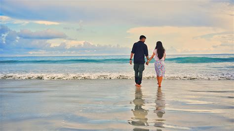 Fondos De Pantalla 1366x768 Mar Olas Varón Las Parejas De Enamorados Agua Playa Dos Paseo Cita