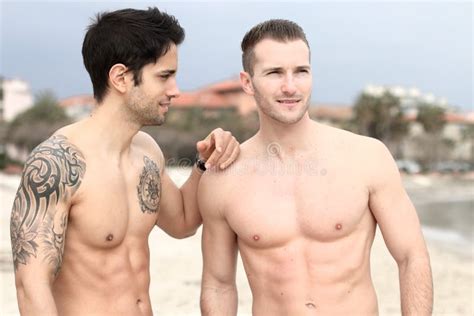 hombres atractivos dos individuos hermosos en la playa imagen de archivo imagen de swimwear