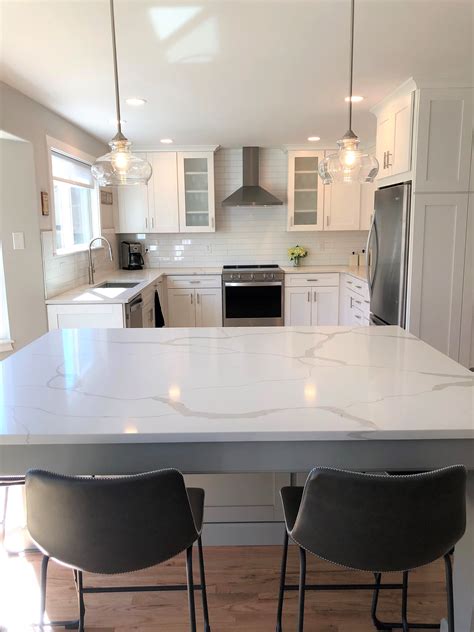Lowes white shaker cabinets in stock; #White #Shaker #Cabinets are paired with stunning wood ...