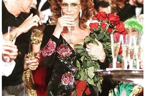 Dolce Gabbana Sobria Sfilata A Napoli Dedicata A Sophia Loren
