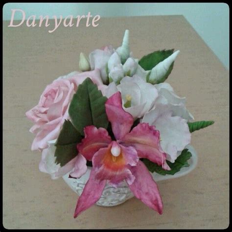 Grazioso bouquet di rose arancio e lisianthus bianchi. Orchidea Cattleya, lisianthus, rose....porcellana fredda ...