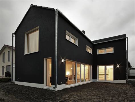 Neubau mit schwarzer Fassade - bauemotion.de