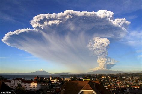 Chiles Calbuco Volcano Erupts For First Time In 40 Years With Hundreds