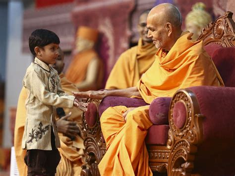 Param Pujya Mahant Swami Blesses A Child 19 Oct 2016 Mahant Swami