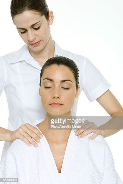 肩に手を置く 女性 ストックフォトと画像 Getty Images