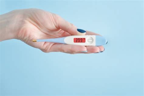 Termómetro Electrónico En Una Mano Femenina Temperatura Corporal