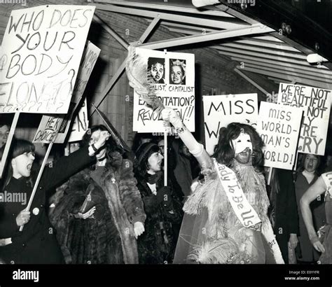 Nov 11 1971 Womens Liberation Movement Demonstrate Outside The