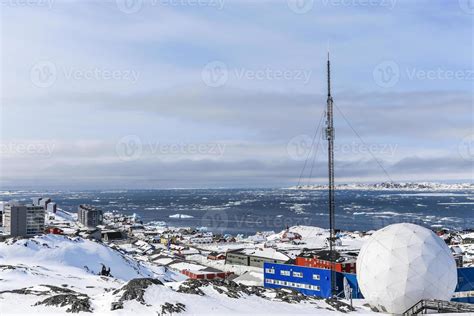 Ville Couverte De Neige Et Fjord Avec Aperçu Des Icebergs Nuuk