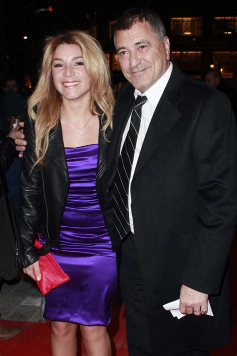 Sa femme, lola marois, vient de poster sur son compte instagram un joli cliché entre père et fils, un câlin matinal dans le lit des parents. Lola Marois, jugée sur sa relation avec Jean-Marie Bigard