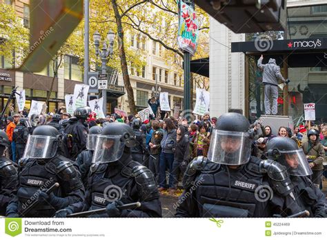 Portland Police Controlling Occupy Portland Protesters In Downtown