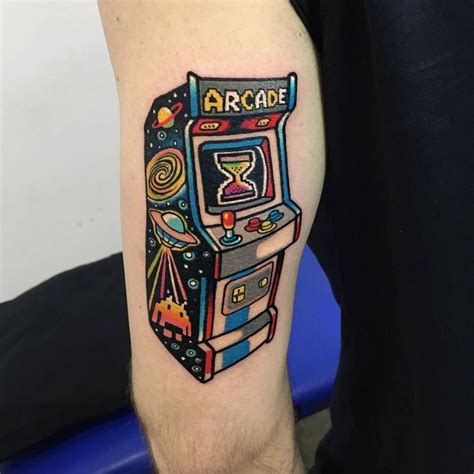 Si te encantaron los 80s pero eras más del tipo de persona de los 60. Tatuaje de una máquina de juegos arcade en la parte ...