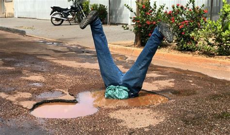 Em Palmas Boneco é colocado de ponta cabeça em rua com buracos em forma de protesto por reparos