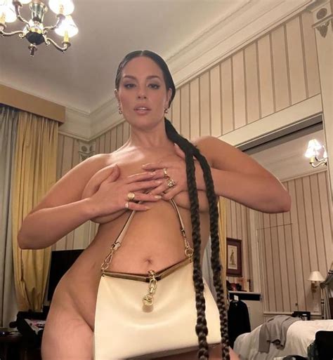Ashley Graham Poses Nude After Awkward Oscars Interview Goes Viral