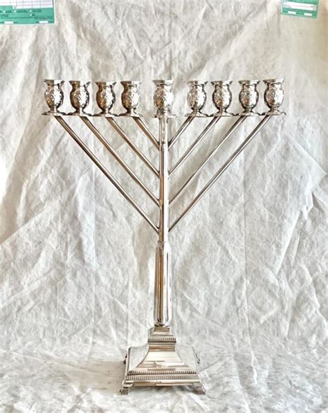 En Praktfull Chabad Hanukah Menorah Lampe Museumskvalitet Catawiki